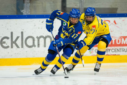 Ebba Berglund (blå) och Emma Nordin (gul)