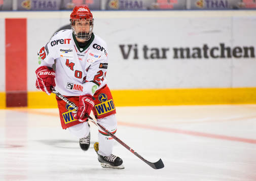 Modos Lauren Wildfang innan en internmatch i ishockey för