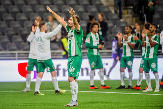 Hammarbys Muamer Tankovic jublar med publiken