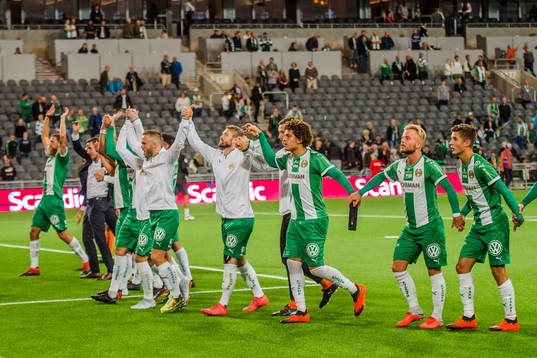 Hammarbys spelare jublar med publiken