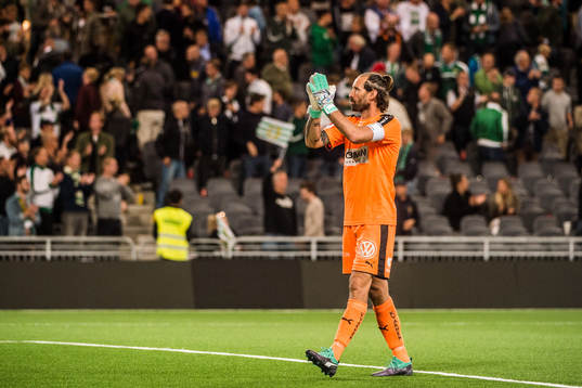 Hammarbys målvakt Johan Wiland tackar publiken