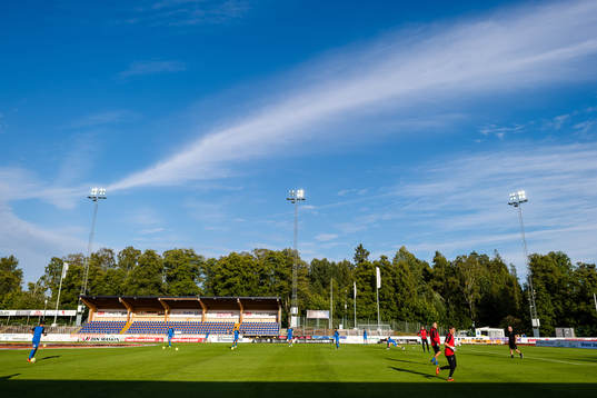 Värnamos spelare värmer upp före fotbollsmatchen i