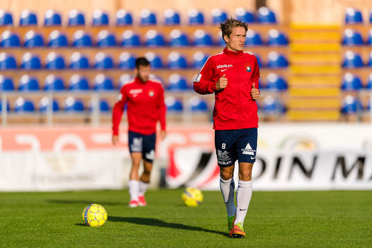 Örgrytes Jakob Lindström värmer upp före
