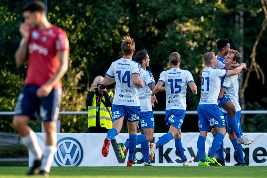 Värnamos Sameehg Doutie jublar med lagkamrater