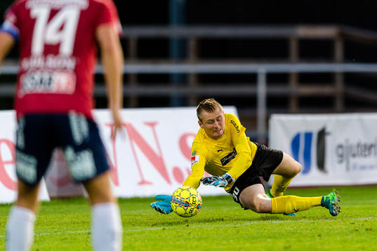 Värnamos målvakt Tobias Andersson räddar ett skott