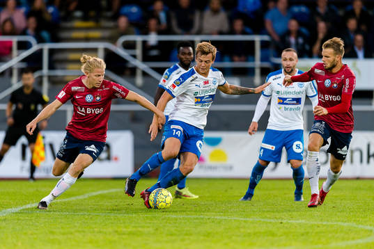 Värnamos Alexander Achinoti Jönsson mellan Örgrytes