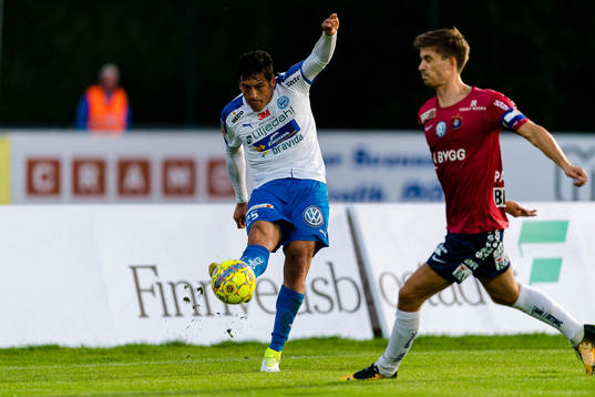 Värnamos Claudio Perez rensar bollen från eget