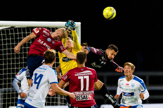 Värnamos målvakt Tobias Andersson i luftduell med