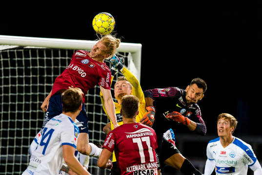 Värnamos målvakt Tobias Andersson i luftduell med