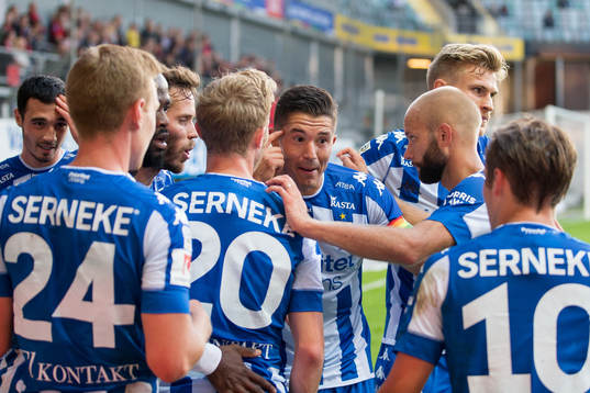 IFK Göteborgs David Boo Wiklander pratar med sina
