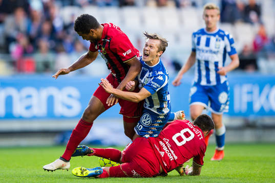 Östersunds Jamie Hopcutt och Noah Sonko Sundberg stoppar