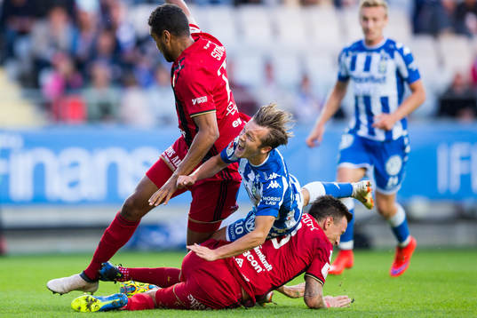 Östersunds Jamie Hopcutt och Noah Sonko Sundberg stoppar