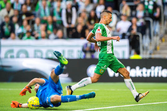 Örebros målvakt Oscar Jansson med räddning framför