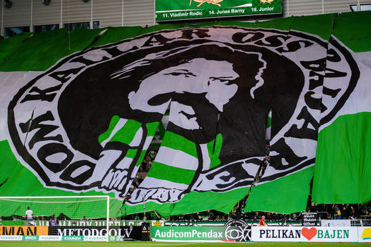 Hammarbys supportrar med tifo före fotbollsmatchen i