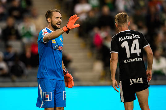 Örebros målvakt Oscar Jansson och Michael Almebäck