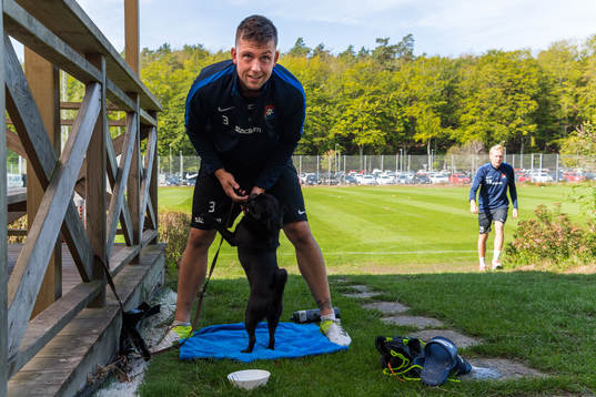 Örgrytes Karl-Johan Lindblad med hunden Olof