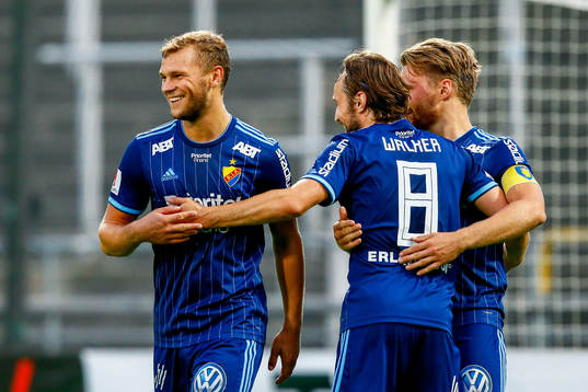 Djurgårdens Jesper Karlström jublar med lagkamrater