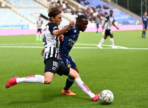 Sylviaspelare mot Djurgårdens Edward Chilufya