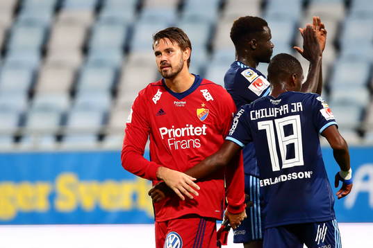 Djurgårdens målvakt Tommi Vaiho jublar med Edward Chilufya