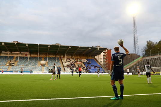 Djurgårdens Niklas Gunnarsson väntar på att göra ett