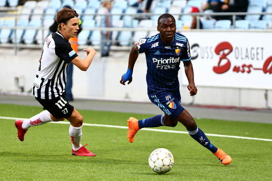 Djurgårdens Edward Chilufya mot Sylviaspelare