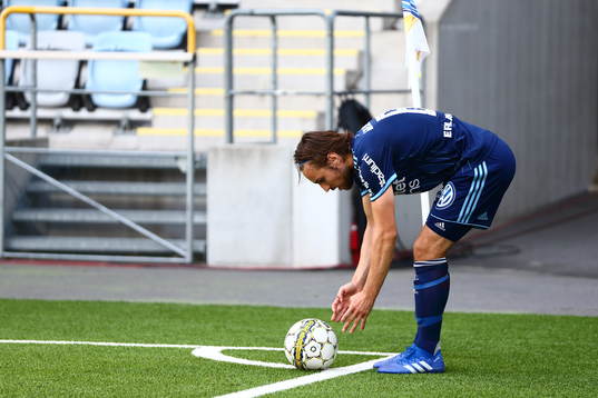 Djurgårdens Kevin Walker placerar bollen för hörna