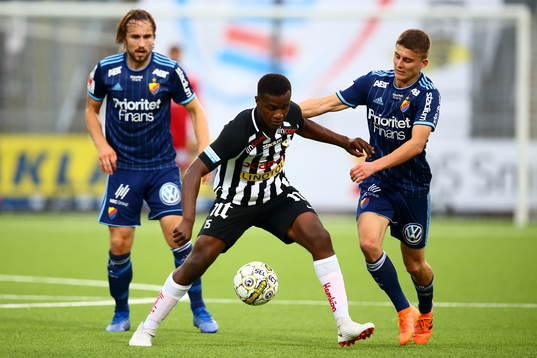 Sylvias Manasse Kuso med Djurgårdens Kevin Walker bakom sig