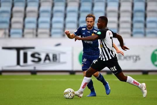 Djurgårdens Kevin Walker försöker ta bollen från