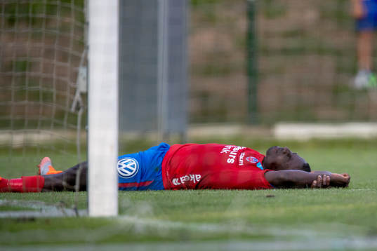 Helsingborgs Thierry Zahui blir liggande