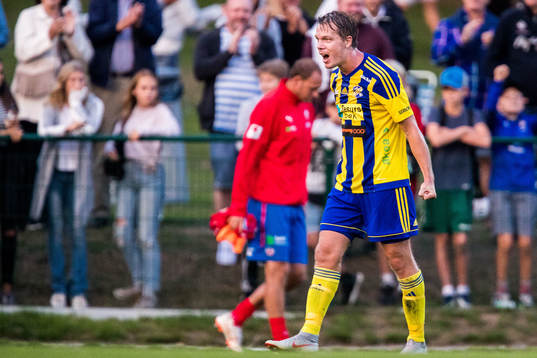 Eskilsminnes Jesper Larsson jublar