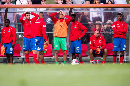 Helsingborgs spelare på bänken deppar