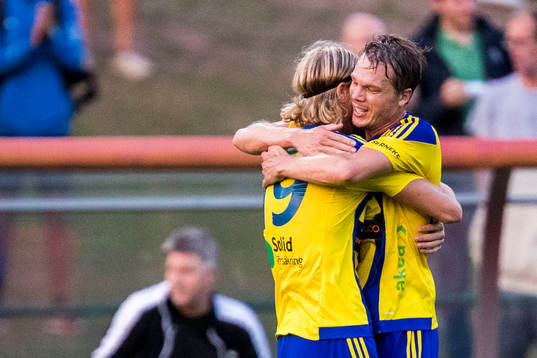 Eskilsminnes Jesper Larsson jublar