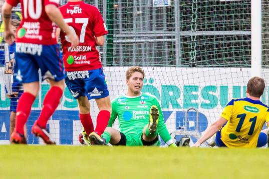Helsingborgs målvakt Kalle Joelsson deppar