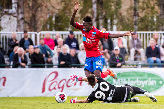 Helsingborgs Mamudu Moro och Eskilsminnes målvakt Emir