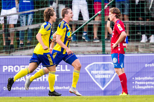 Eskilsminnes Filip Ottosson och Jesper Larsson jublar