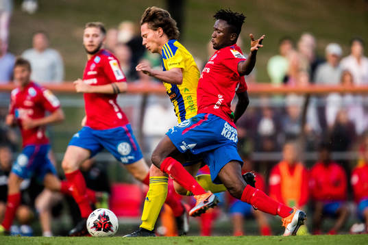 Eskilsminnes Filip Ottosson och Helsingborgs Mamudu Moro