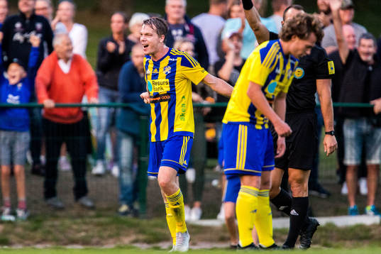 Eskilsminnes Jesper Larsson jublar