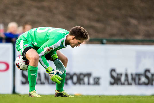 Helsingborgs målvakt Kalle Joelsson tappar bollen