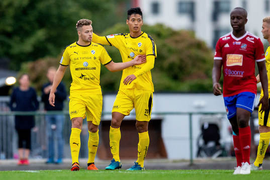 Halmstads Gabriel Gudmundsson och Kosuke Kinoshita jublar