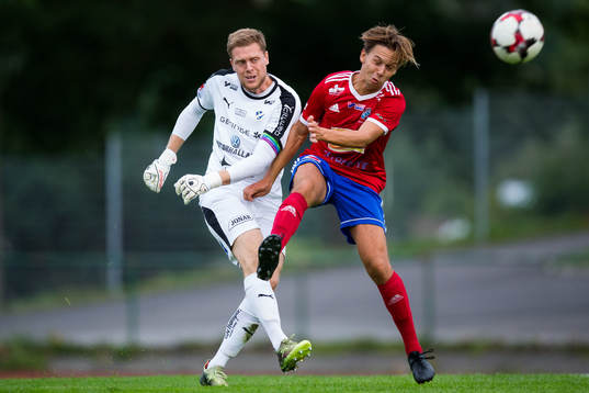 Halmstads målvakt Malkolm Nilsson och Sävedalens Wilmer