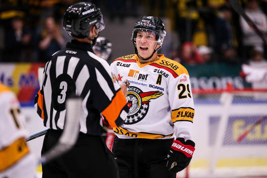 Luleås Erik Gustafsson pratar med domare Linus Öhlund