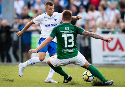 Norrköpings Jordan Larsson i kamp om bollen med Brottbys