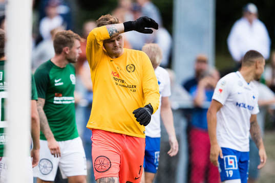 Brottbys målvakt Johan Lundmark deppar