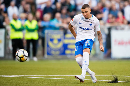 Norrköpings Jordan Larsson skjuter