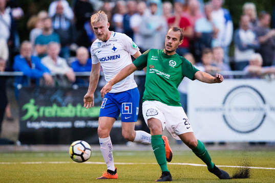 Norrköpings Kalle Holmberg i kamp om bollen med Brottbys