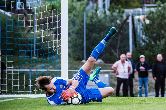 Örebros målvakt Oscar Jansson i en räddning
