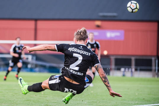 Daniel Björkquist håller bollen vid liv