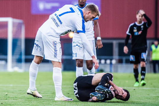 Akropolis 7 Jens Jacobsson hjälper skadad Örebros 10