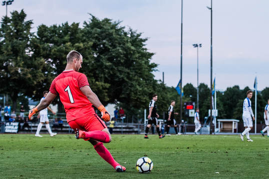 Akropolis målvakt Alexander Lundin lägger en frispark vi