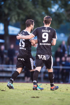 Målskytten 9 Viktor Sköld tackar lagkamrat 25 Nordin